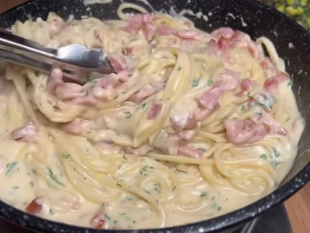 Сочни спагети в крем-сос с кашкавал и бекон: Перфектен обяд за 10 минути!