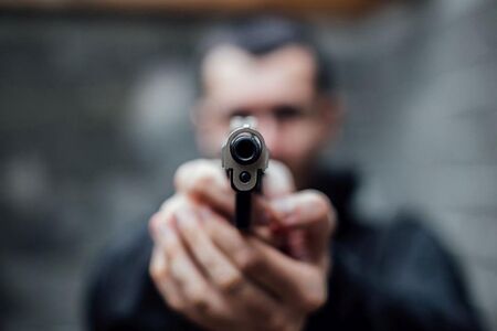 Стрелба с пистолет и бой в двора на училище в Софийско, има задържан