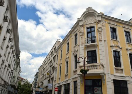 Вижте коя култова сграда в Бургас грейна след реставрация, скоро и Хатевата къща