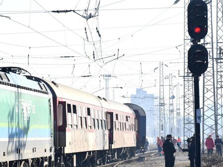 Два влака са се сблъскали на Централна гара в София, има пострадали