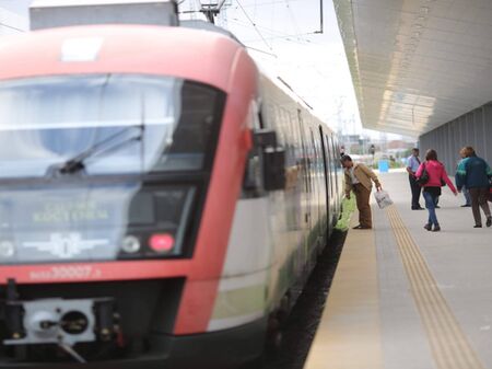 Ужас на Централна гара: Два влака се помляха, има много пострадали (СНИМКИ)