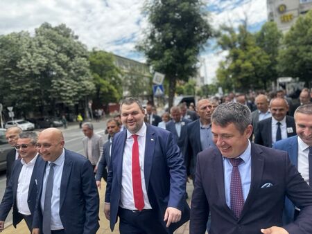 Съпругата на Пламен Бобоков блесна в галерията на Ники Младжов (СНИМКИ)