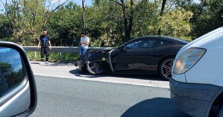 Не се съобщава за пострадали Ферари с ямболска регистрация и