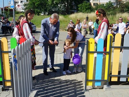 Община Айтос с голям подарък за 1 юни! Кметът Васил Едрев и малкият Йоан откриха новите детски площадки (СНИМКИ)