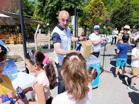 Община Созопол изненада децата със забавления за 1 юни