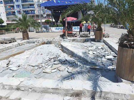 Демонтират неработещия амортизиран фонтан за безопасността на хората