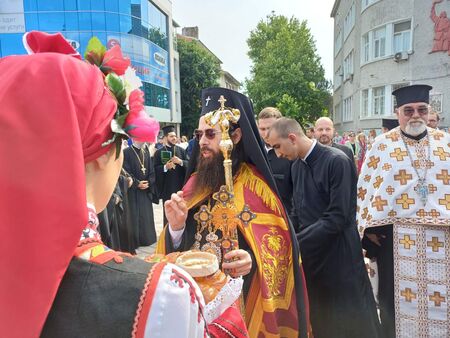 Вижте церемонията по посрещането на главата на Сливенска епархия в