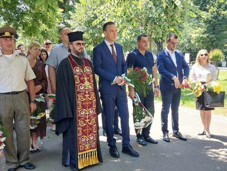 Съпругата на Пламен Бобоков блесна в галерията на Ники Младжов (СНИМКИ)