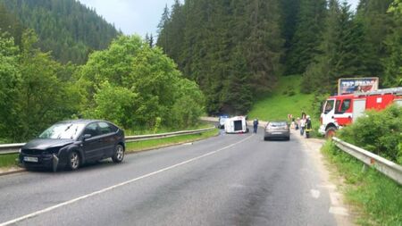 Ужас на пътя: Автобус с пътници се преобърна край Чепеларе