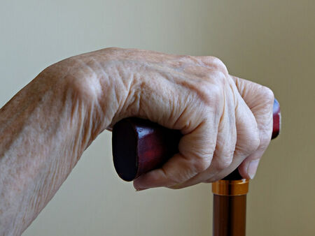 Черепна травма и счупени ребра: 86-годишна преби бившия си сват с бастун