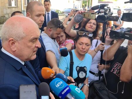 Служебният премиер заведе 4-ма министри на ГКПП Малко Търново за безмислена визита