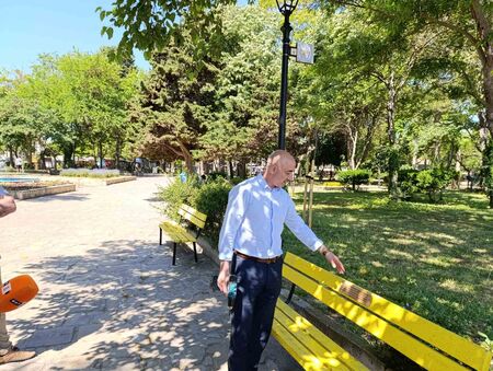 Кметът Тихомир Янакиев  монтира първите стихове на пейките