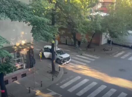 Кола удари бус в Стара Загора, бусът се заби в къща
