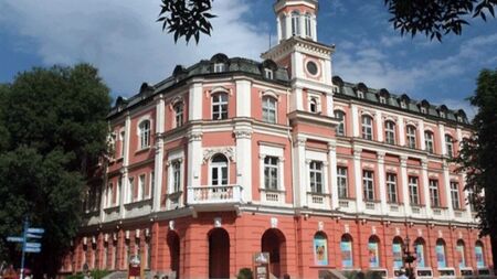 Дете е с черепно-мозъчна травма след падане в Плевенския театър