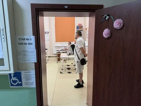 Проблеми с машините за гласуване в Бургас и в Сандански, а в Благоевградско и Хасковско печатат празни бюлетини