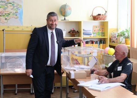 Христо Иванов на въпрос ще седне ли на масата за преговори с ГЕРБ: Да видим какви ще са резултатите