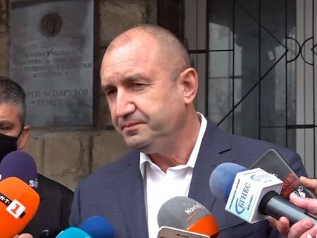 Радев гласува: Надявам се партиите да са си научили урока