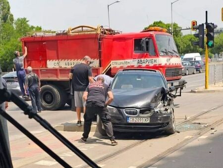 БМВ блокира движението на градския транспорт след катастрофа
