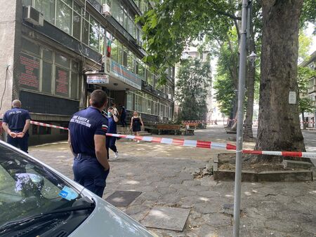 Заради съмнителен куфар отцепиха част от центъра на Бургас (СНИМКИ/ВИДЕО)