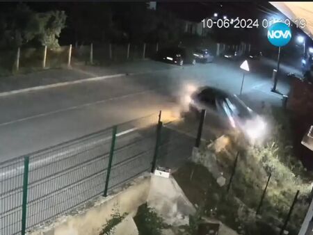 Автомобил изхвърча от пътя и се приземи в двора на къща