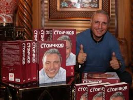 Сувенирна топка, подписана от Христо Стоичков, ще бъде разиграна на благотворителен търг в Бургас