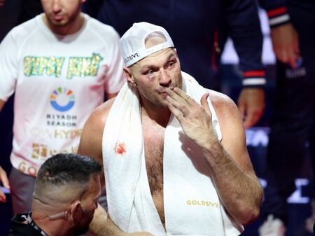 Тайсън Фюри лази по земята пиян, изхвърлиха го от бар