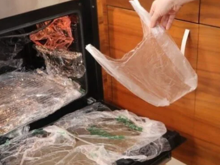 Не търкайте фурната с гъба и различни химичeски продукти, а ползвайте найлонови торбички