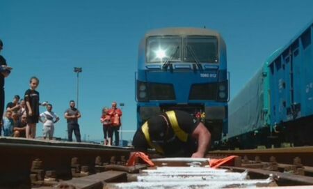 3 локомотива на човешки впряг - вижте дали най-силният българин успя