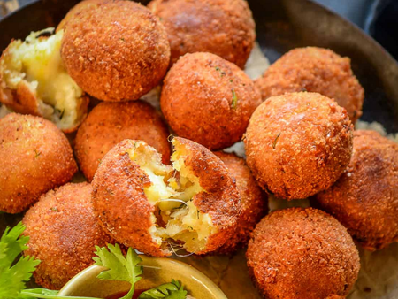 На тези кашкавалени топчета не им прощавам, божествено вкусни са и топли, и студени