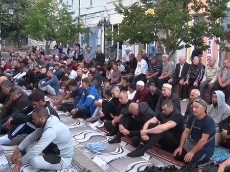 Голям празник за мюсюлманите! Искат прошка, раздават подаръци и колят животни