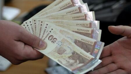 Издирват трима, платили в магазин с фалшиви банкноти
