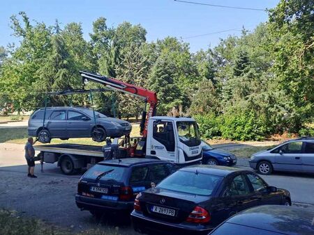 Кола седя в 2 г. пред блок в кв. Победа, паякът я премести на 50 метра