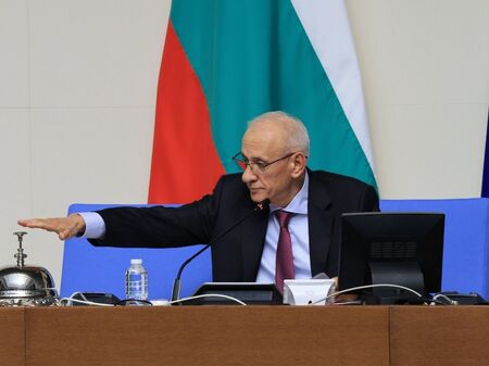 Летим ли към нови избори? Депутатите отложиха за утре избора за председател на НС