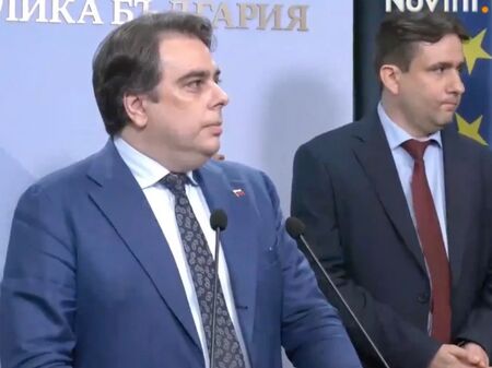 ГЕРБ са шизофренични. Плюха ни, а сега искат подкрепа от нас за правителство, каза Асен Василев