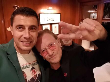 В Бевърли хилс бургаски финансист уговаря фронтмена на U2 Боно да пее у нас