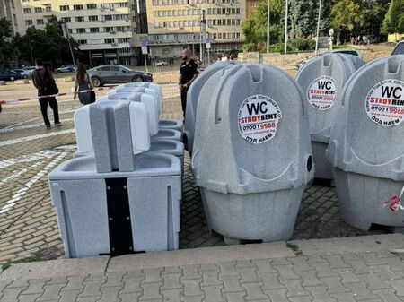 Сложиха открити писоари на жълтите павета за София прайд