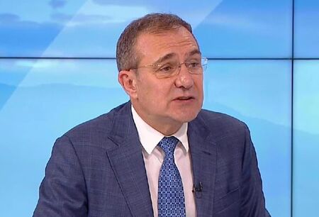 Може и да има кабинет с мандата на ГЕРБ или ДПС, обяви Борислав Гуцанов от БСП