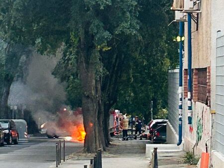 Гасят пожар зад блок "Вардар" в Бургас