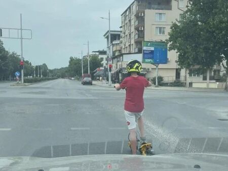 Дете с тротинетка вдигна 60 км/ч и изпревари патрулка