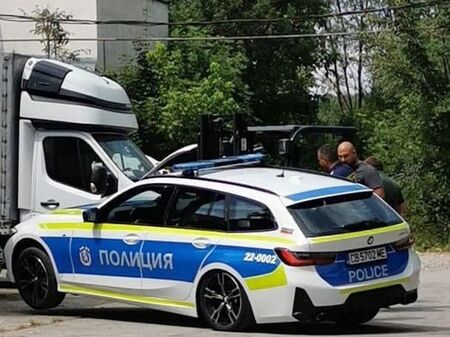 Сефтето! Полицай размаза мощното БМВ в камион