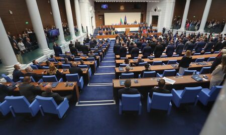 Стабилност ли? Парламентът с 9% доверие, кабинетът на Главчев с 15%