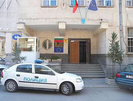 Двойка от София се зареди с дрога и тръгна на море, стигна до арест пред полицейско управление в Бургас