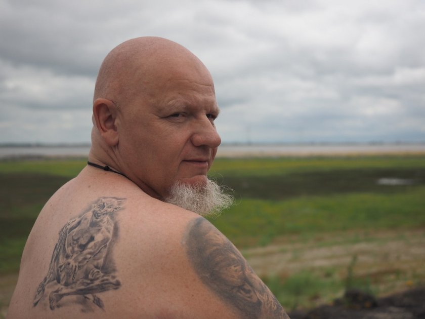 Гол мъж погна бабичка за SEX в Каспичан