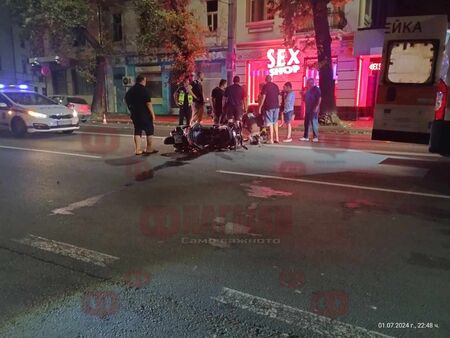 Ексклузивни кадри! Жестока катастрофа с мотор и Голф в Бургас, млад мъж вие от болка на земята