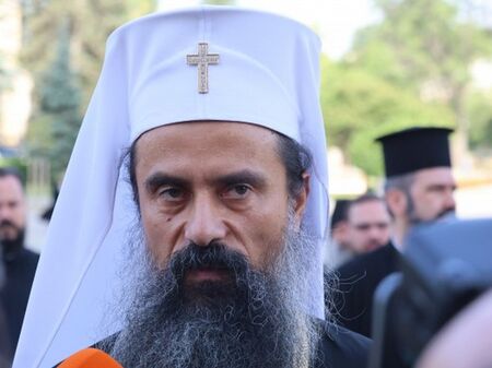 Патриарх Даниил с майка учителка и баща полковник от ДС