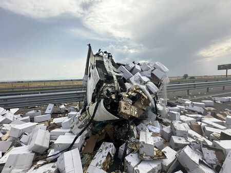Кабина на камион се откъсна на АМ "Тракия", водачът - целунат от Бог и спасен (СНИМКИ)
