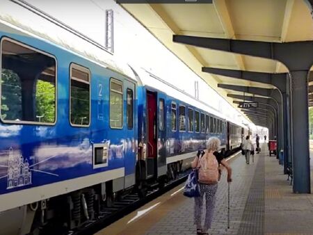 БДЖ пак почна с номерата, остави правостояща жена с ТЕЛК над 4 часа