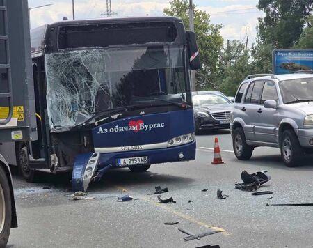 Извънредно! ТИР блъсна градски автобус в Бургас, има пострадали