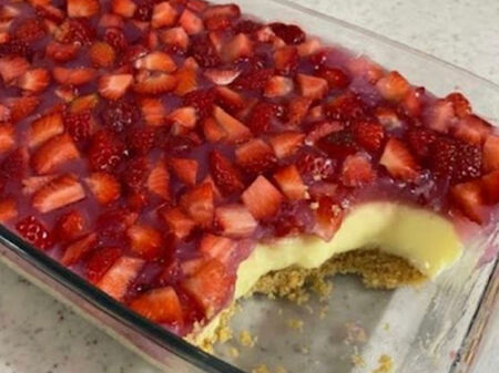 Ако имате литър мляко и шепа ягоди, направете бърз десерт с вкус на чийзейк