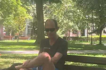 Какво прави този мъж без бельо на детска площадка